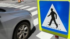 Auf einem Schutzweg wurde der Jugendliche erfasst (Symbolbild).