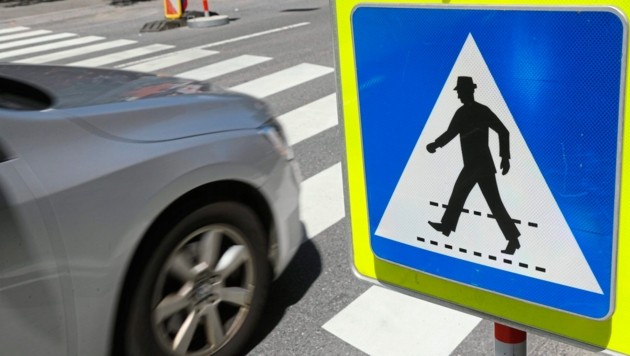 Auf einem Schutzweg wurde der Jugendliche erfasst (Symbolbild).