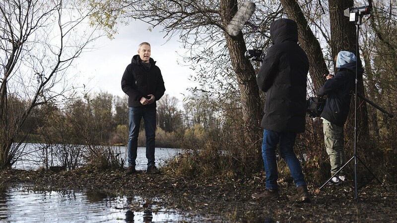 ServusTV-Infochef Hans Martin Paar recherchiert mit seinem Team am Salzachsee. (Bild: ServusTV/Sebastian Wimmer)