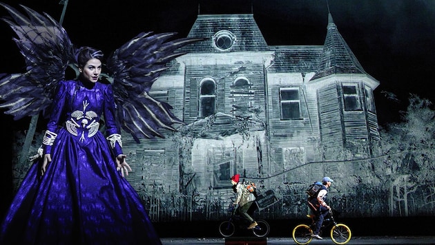 "Queen of the Night" Serena Sáenz in front of the horror villa (Bild: Krone KREATIV/ (c) Wiener Staatsoper Michael Poehn )