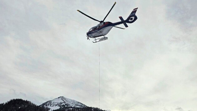 Die Libelle Tirol flog die zwei Deutschen am Tau hinunter nach Achenkirch. (Bild: ZOOM Tirol)