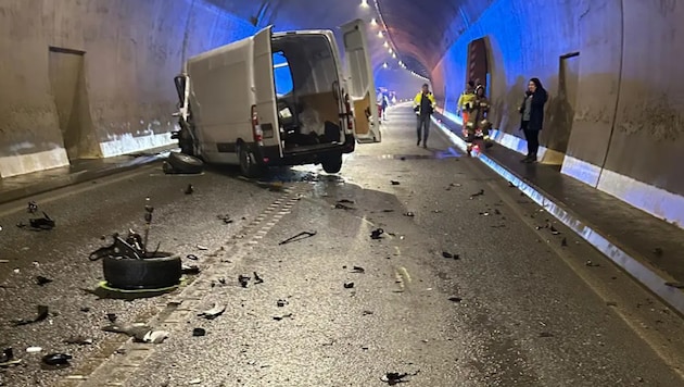 Überall lagen Trümmer herum. Die Feuerwehr reinigte die Unfallstelle. (Bild: FF Zell am See)