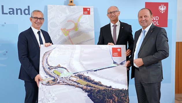 Walcher, Mattle and Geisler (from left) with a visualization of the project. (Bild: Land Tirol/Hörmann)