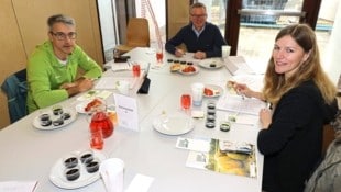 Eine von mehreren Verkostungs-Kommissionen in Stainz: Landwirt Wilfried Lackner, Peter Schloffer (Ölmühle Fandler) und Kürbisbäurin Melanie Kern (v. li.) (Bild: Jauschowetz Christian)