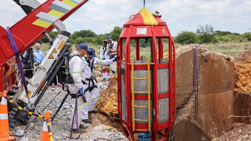 More than 300 people were trapped in the abandoned mine. (Bild: AFP/Linda Givetash)