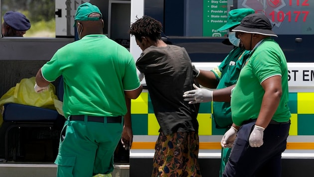 Rescuers with an emaciated gold miner (Bild: Themba Hadebe)