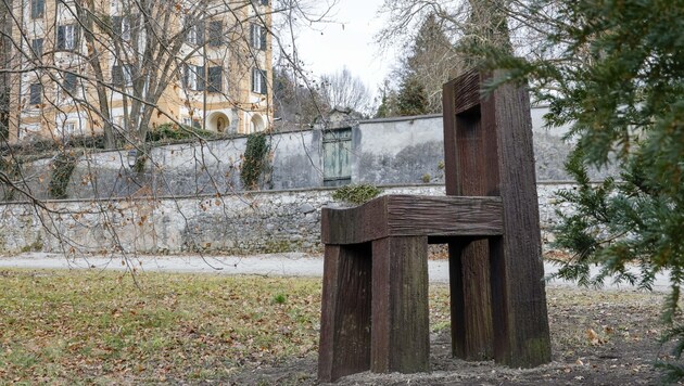 Die Eisenskulptur von Magdalena Jetelova übersiedelte von der Bürglsteinstraße in den Schlosspark. (Bild: Tschepp Markus)