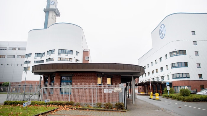 Ein Empfangsgebäude steht an der Zufahrt zum Werk von Volkswagen in Osnabrück