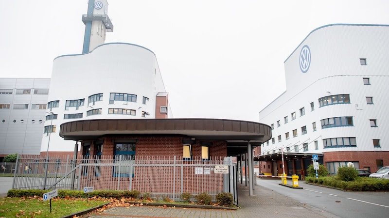 A reception building stands at the entrance to the Volkswagen plant in Osnabrück (Bild: APA Pool/APA/dpa/Hauke-Christian Dittrich)