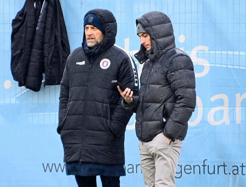 Klagenfurt-Sportboss Günther Gorenzel im Gespräch mit „Kärntner Krone“-Sportchef Claudio Trevisan. (Bild: Pessentheiner Florian/f. pessentheiner)