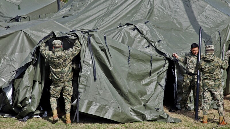 Mexico's authorities set up tents at the border. (Bild: AFP/Quetzalli Blanco)