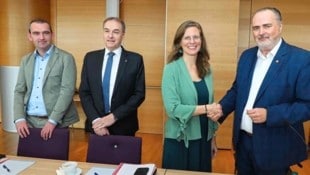 Zum Start wurde per Handschlag das gute Gesprächsklima zwischen Anja Haider-Wallner und Hans ...