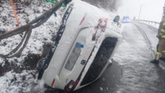 Das Auto fuhr auf die Böschung und kippte um. (Bild: zoom.tirol)