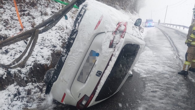 The car hit the embankment and overturned. (Bild: zoom.tirol)