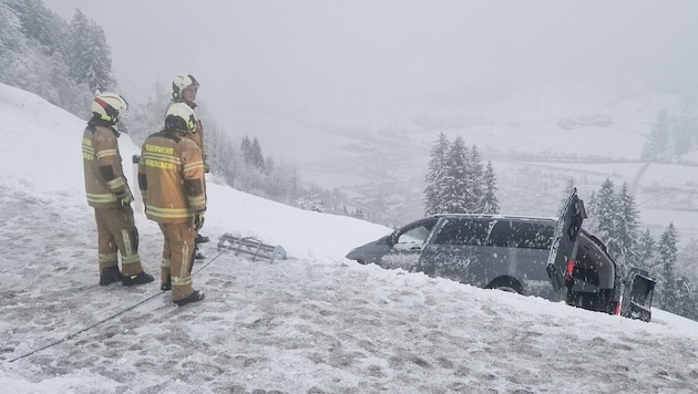 Die Feuerwehr barg das Fahrzeug, alle Insassen blieben unverletzt (Bild: FF Neukirchen)