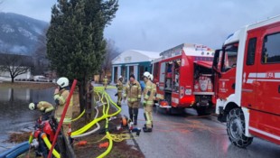 Die Feuerwehren waren stundenlang im Einsatz. (Bild: FF St Michael)