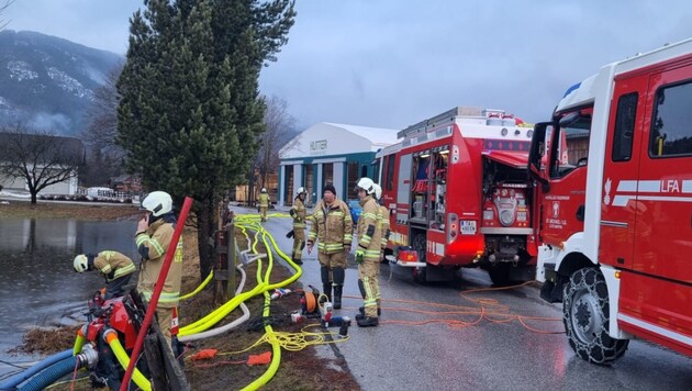 Die Feuerwehren waren stundenlang im Einsatz. (Bild: FF St Michael)