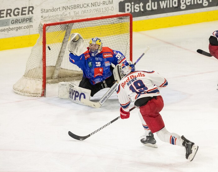Der saß: Rowe traf in Innsbruck zum 4:2 und damit im dritten Spiel in Folge.