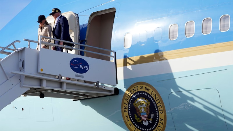 Trump leaves Air Force One with First Lady Melania. (Bild: APA/Associated Press)