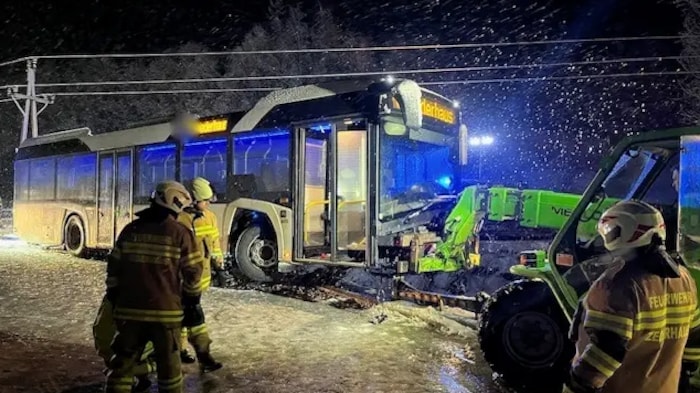 Die Feuerwehr barg den beschädigten Bus.