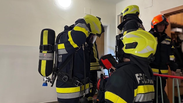 The Zeltweg fire department at work in Bahnhofsstraße. (Bild: FF Zeltweg)