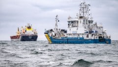 Ein Schiff der schwedischen Küstenwache (rechts) hält Wache neben dem Frachtschiff Vezhen, das in der Ostsee vor Karlskrona, Schweden, vor Anker liegt. (Bild: AP/TT News Agency/Johan Nilsson)