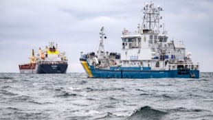 Ein Schiff der schwedischen Küstenwache (rechts) hält Wache neben dem Frachtschiff Vezhen, das in der Ostsee vor Karlskrona, Schweden, vor Anker liegt. (Bild: AP/TT News Agency/Johan Nilsson)