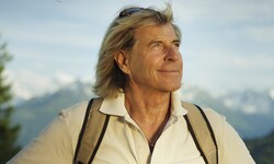 Ein demütiger Blick nach oben – Hansi Hinterseer lebt ein mehr als erfülltes Leben.