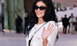 Kylie Jenner wirbt gerade für ihr zweites Parfüm und sorgt damit für Aufregung. 