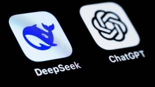 Einem Bericht zufolge könnten ausspionierte Daten von ChatGPT in die Entwicklung des chinesischen Konkurrenten DeepSeek geflossen sein. (Bild: APA Österreich Bild/AFP/JOEL SAGET)