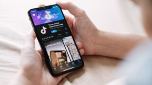 Brüssel wirft TikTok vor, bei der Präsidentschaftswahl in Rumänien im November den rechtsextremen, pro-russischen Kandidaten Calin Georgescu mittels seiner Algorithmen einseitig beworben zu haben. (Bild: Natee Meepian - stock.adobe.com)