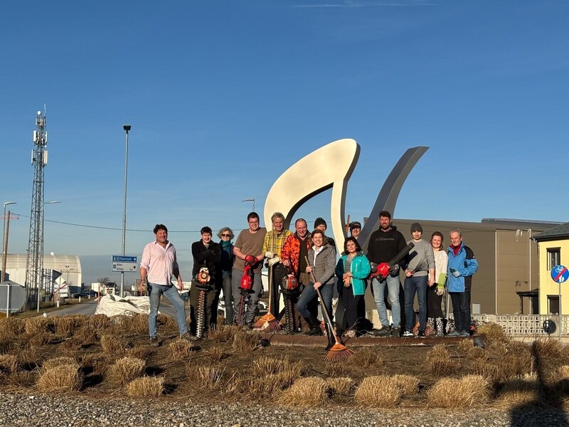 Doris Kirstorfer's heart's desire: one day after the election, she and her team cleared the traffic circle in Münchendorf of weeds. "Finally, the beautiful traffic circle with the artist's sculpture by Manfred Wakolbinger is neat again," says Kirstorfer. (Bild: ZVG Privat)