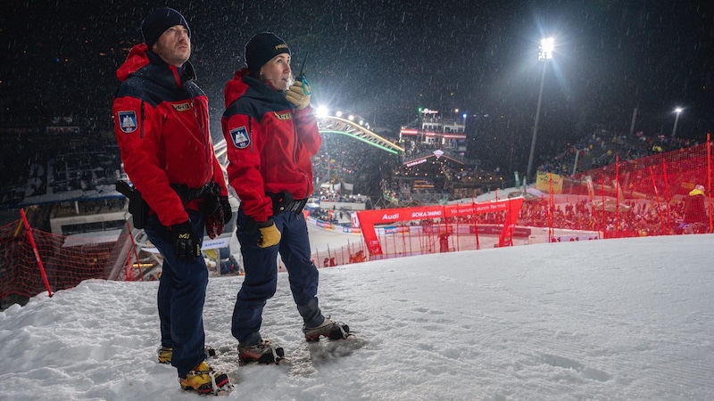 Die Alpinpolizei im Nightrace-Einsatz  (Bild: LPD Stmk/Huber)