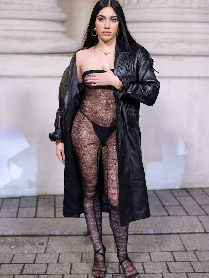 Für manche Aufnahmen legte die Tochter von Madonna brav ihren Arm über ihre entblößten Brüste.