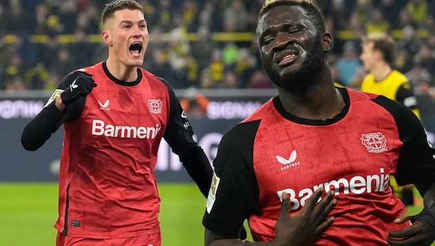 Patrik Schick (left) couldn't resist a side blow against Victor Boniface. (Bild: AP/Martin Meissner, APA/AFP/INA FASSBENDER)