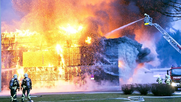 Fire at the waste collection center. (Bild: Landesfeuerwehrverband)