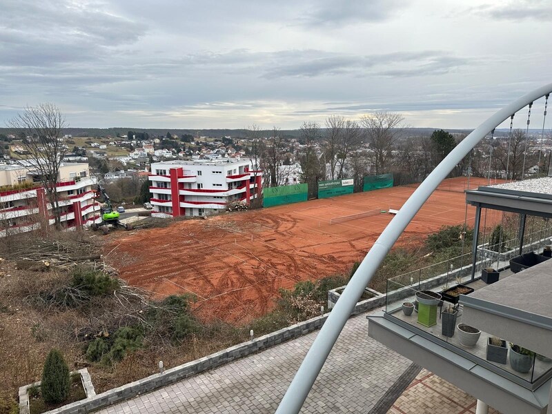 Auch von der Terrasse des Hotels hat man einen idealen Blick auf das Geschehen. (Bild: zVg/Kurz)