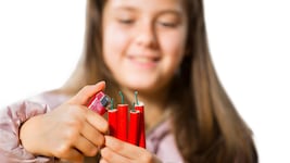 Kinder niemals unbeaufsichtigt mit Feuerwerkskörpern hantieren lassen. 