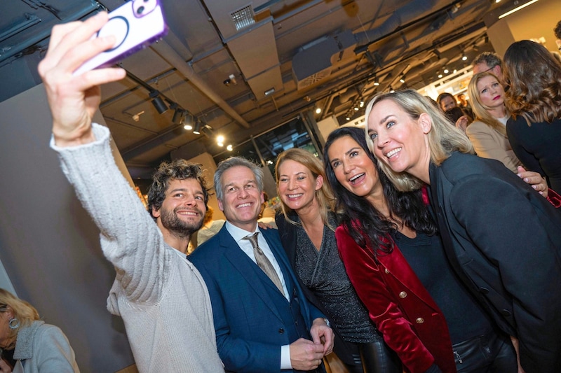 Hier posieren (v. li.) Aaron Karl, Tarek Leitner, Mariella Ahrens mit Freundin (l.) und Nadja Bernhard für ein Selfie.  (Bild: Tischler Andreas/Andreas Tischler / Vienna Press)