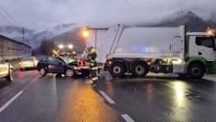 Das Auto fuhr auf den Müllwagen auf.  (Bild: FF Oberaich)