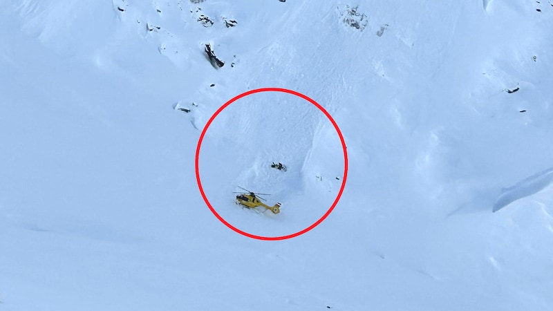 Rescue operation for a German off-piste skier in Hintertux on Wednesday: the man's life is in danger. (Bild: Flugpolizei)