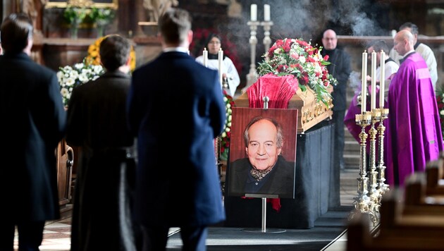 Mourners at Otto Schenk's coffin in St. Stephen's Cathedral in Vienna (Bild: APA/ROLAND SCHLAGER)