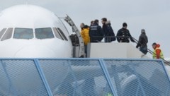 Ein Abschiebeflug in Deutschland (Symbolbild) (Bild: dpa/Patrick Seeger)