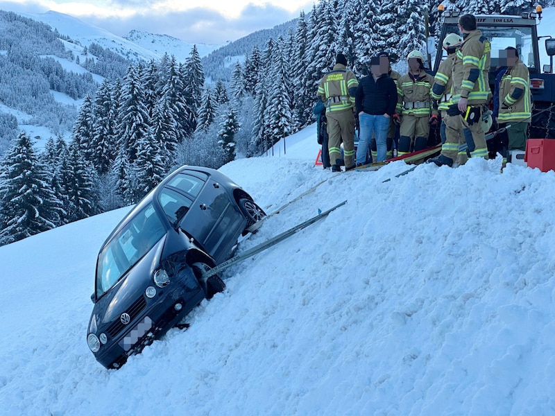 Die Feuerwehren sicherten das Fahrzeug. (Bild: ZOOM Tirol/Krone KREATIV)