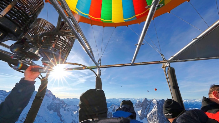Fast unwirklich: Aus dem Heißluftballon heraus scheinen die Gipfel vor uns zum Greifen nahe.