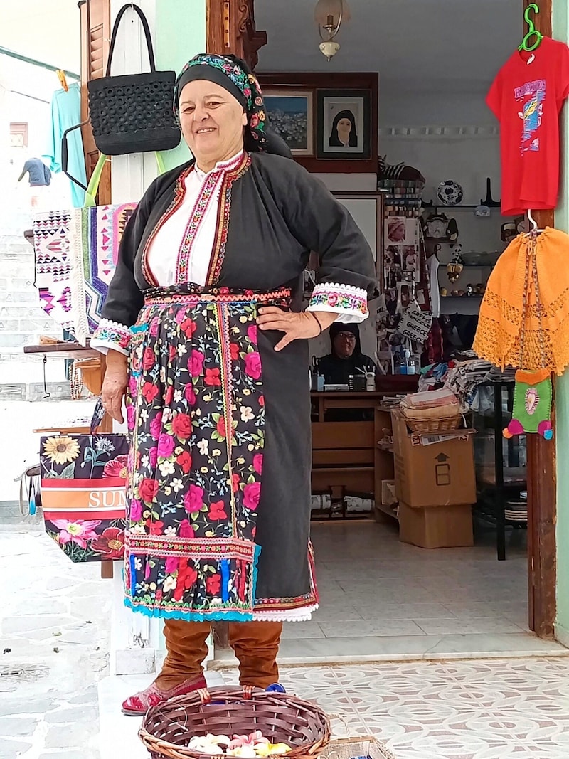 The Olymbites still wear their traditional costumes in everyday life. (Bild: Eva Bukovec)