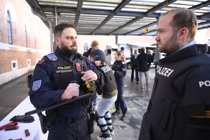 Schlagstock, Taser und Schutzweste gehören zur Grundausstattung.