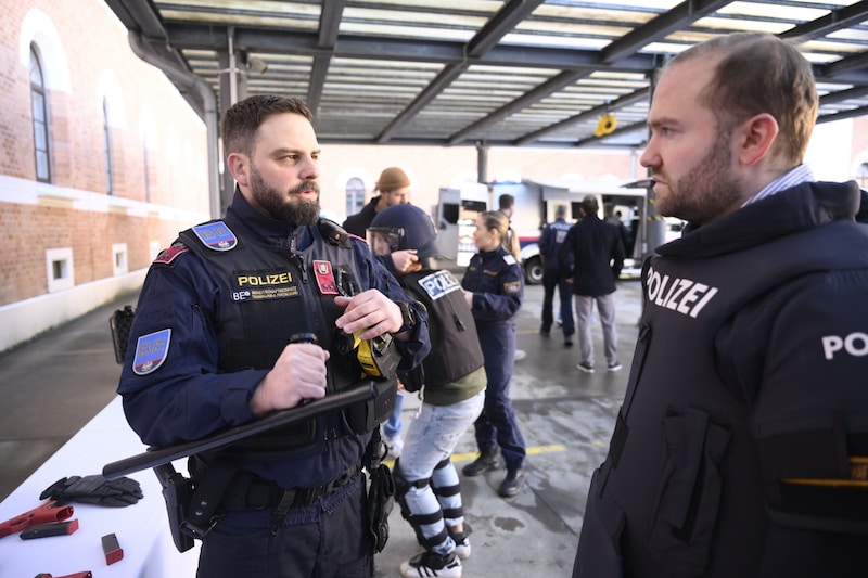 Schlagstock, Taser und Schutzweste gehören zur Grundausstattung. (Bild: Imre Antal)