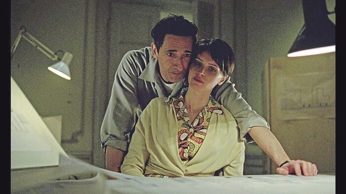 Adrien Brody als Architekt László Tóth und Felicity Jones spielt seine Ehefrau. 