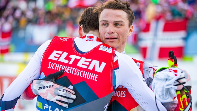 Johannes Lamparter (right) and Jarl Magnus Riiber duelled several times on the cross-country ski run. (Bild: GEPA pictures)